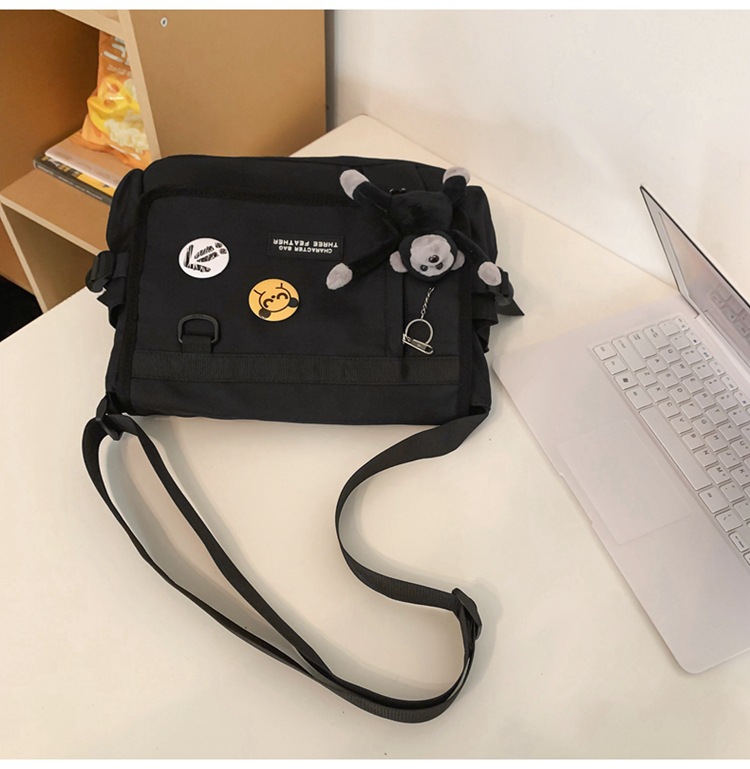 潮流新主張 唐妮兒字母斜挎包，解鎖韓系酷感出行